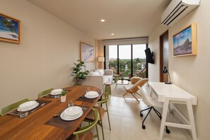 Habitación de lujo, 2 habitaciones | Zona de estar | Smart TV de 55 pulgadas con canales digitales