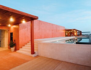 Piscine extérieure, parasols de plage, chaises longues