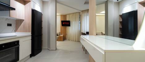 冷蔵庫、オーブン、コンロ、コーヒー / ティーメーカー