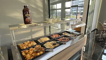 Dagelijks ontbijtbuffet (EUR 10 per persoon)