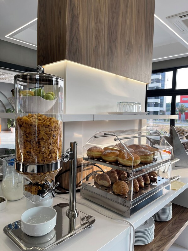 Petit déjeuner buffet (10 EUR par personne)