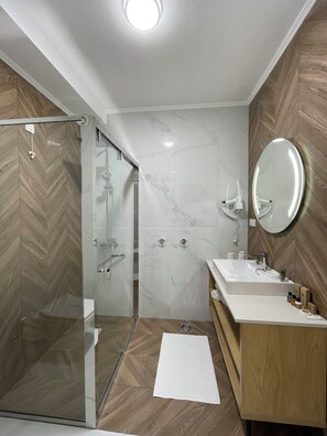 Departamento, vista a la ciudad | Baño | Regadera, secadora de cabello, batas, pantuflas 