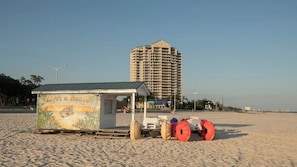 Chaises longues, serviettes de plage