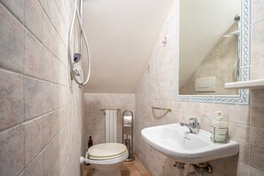 Doccia, asciugacapelli, bidet, asciugamani