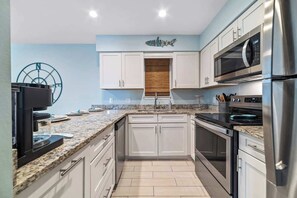 ثلاجة، ميكروويف، فرن، موقد طهي مسطح