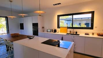 Fridge, oven, dishwasher, cookware/dishes/utensils