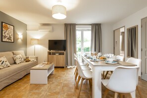 Dining - Maisonnette Duplex Spacieuse avec Terrasse Privée (Sarlat)