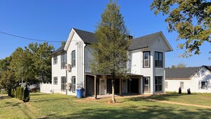 Une maison à deux étages avec un porche couvert et un garage.