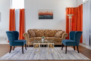 Televisor intel·ligent i llibres 