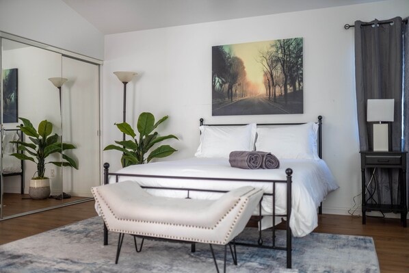 4 habitaciones, escritorio, tabla de planchar con plancha y wifi gratis 