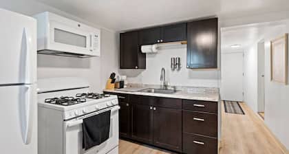 3Cozy Basement Unit Private entrance 2beds