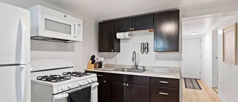 Mikrovågsugn, ugn, kaffe- och tebryggare och grytor/köksredskap