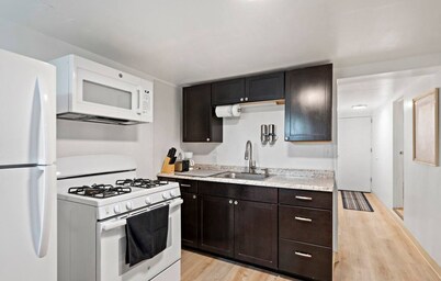 3Cozy Basement Unit Private entrance 2beds