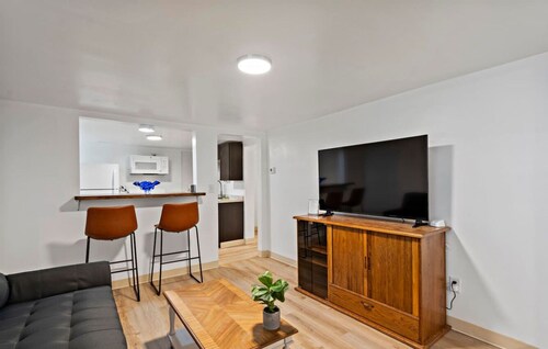 3Cozy Basement Unit Private entrance 2beds