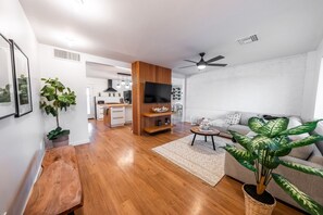 TV connectée, cheminée, jeux vidéo