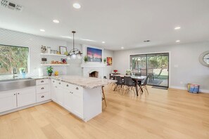 Refrigerador, microondas, horno, placa de cocina