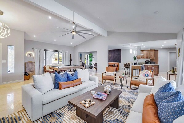 Smart-TV, Videospiele, Tischtennisplatte