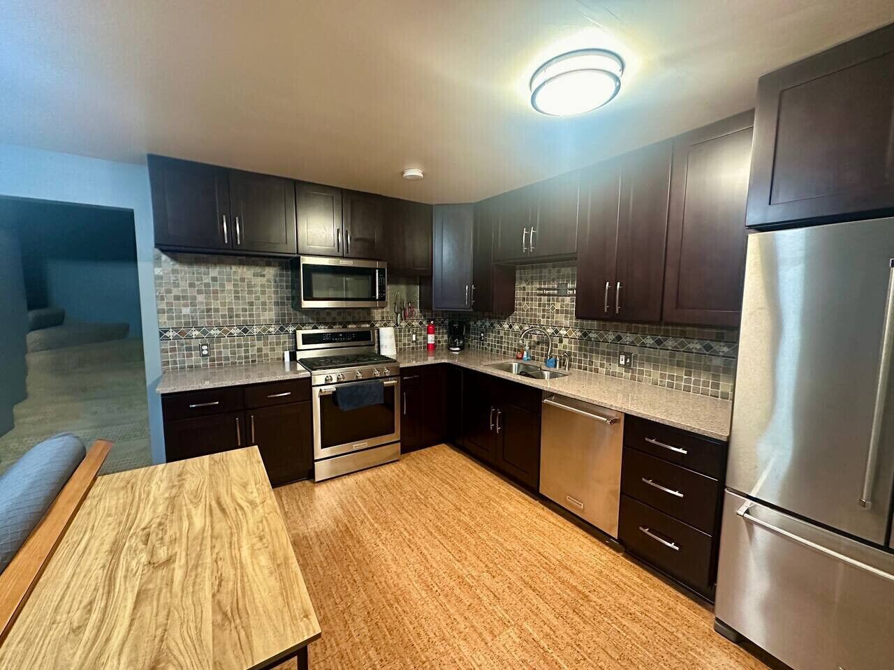 Réfrigérateur, four à micro-ondes, un four, surface de cuisson