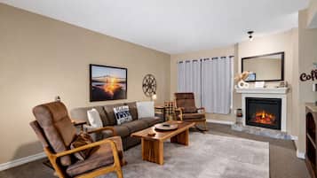 Een televisie en een open haard