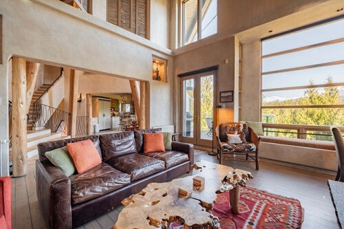 Panoramic views | Private hot tub | BBQ | Parking