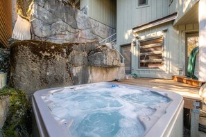Outdoor spa tub - Panoramic views | Private hot tub | BBQ | Parking (Whistler)