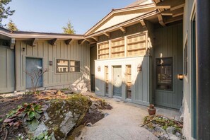Exterior - Panoramic views | Private hot tub | BBQ | Parking (Whistler)