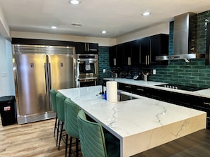 Refrigerador, microondas, horno, placa de cocina