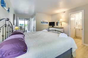 1 bedroom, desk, internet, bed sheets - Bernard's Landing Condo - Includes Linens! (Moneta)