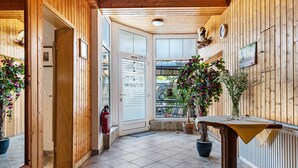 A wooden interior with a tiled floor, a bench, a table, and potted plants. - Holiday Apartment 'Ferienhaus Nestwärme' with Private Terrace, Private Garden and Wi-Fi (Calau)