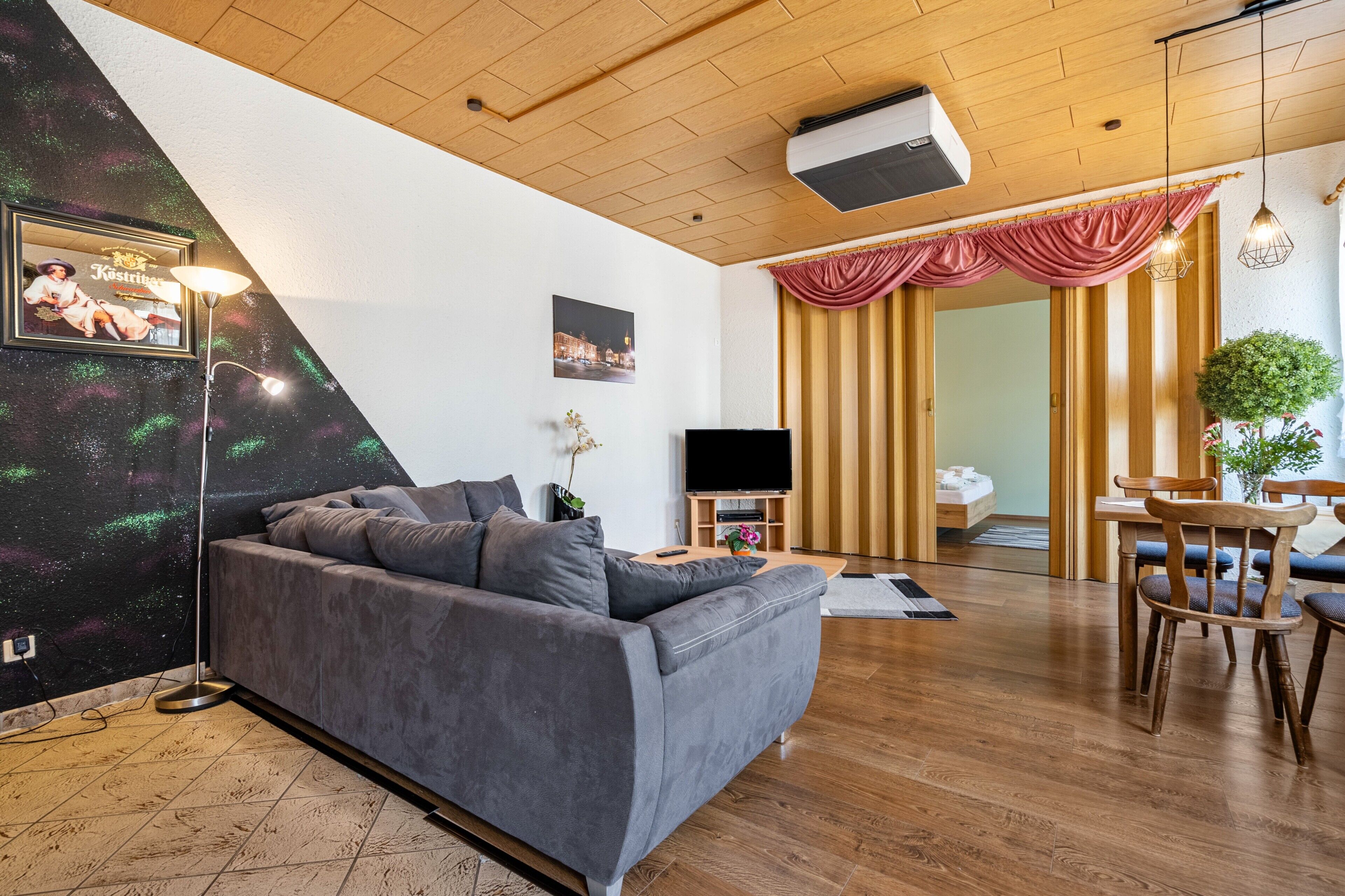 Fernseher, DVD-Player, Tischtennisplatte, Stereoanlage