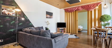 Televisión, reproductor de DVD, tenis de mesa y estéreo