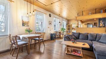 Fernseher, DVD-Player, Tischtennisplatte, Stereoanlage