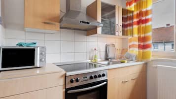 Frigorífico, microondas, horno y placa de cocina