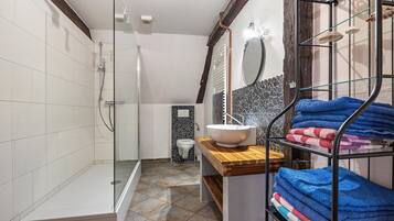 Een douche, een haardroger, handdoeken