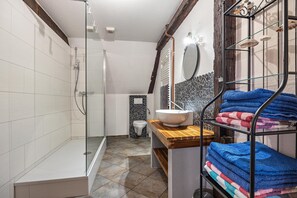 Een douche, een haardroger, handdoeken