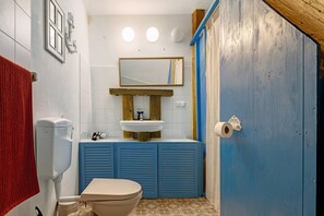 Chuveiro, secador de cabelo, toalhas de banho 