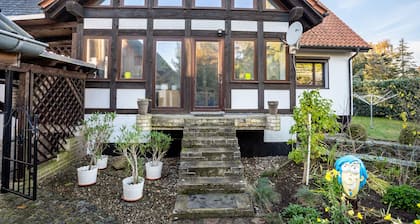 'Große Ferienwohnung Mit Garten', Privatterrasse und Wi-Fi im Souterrain