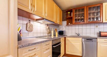 'Große Ferienwohnung Mit Garten', Privatterrasse und Wi-Fi im Souterrain