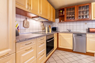 Large Holiday Apartment with Garden, Private Terrace and Wi-Fi in the Basement