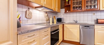 'Große Ferienwohnung Mit Garten', Privatterrasse und Wi-Fi im Souterrain