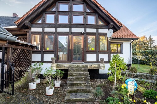 'Große Ferienwohnung Mit Garten', Privatterrasse und Wi-Fi im Souterrain