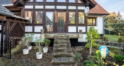 'Große Ferienwohnung Mit Garten', Privatterrasse und Wi-Fi im Souterrain