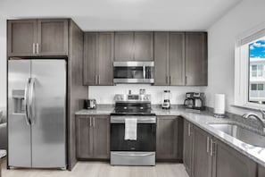 Een koelkast, een microgolfoven, een oven, een kookplaat