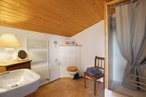 Shower, hair dryer, towels - '1-room Apartment Koje 1' with Shared Garden and Wi-Fi (Norddeich)