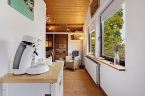 Interior - Holiday Apartment '1-Room Ferienwohnung Koje 1' with Shared Garden and Wi-Fi (Norddeich)