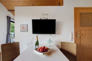 Dining - '1-room Apartment Koje 1' with Shared Garden and Wi-Fi (Norddeich)