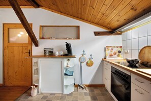 Fridge, microwave, oven, stovetop - Apartment '2-raum Ferienwohnung Koje 2' with Shared Garden, and Wi-Fi (Norddeich)