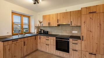 Fridge, oven, stovetop, dishwasher