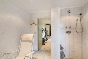Douche, sĂšche-cheveux, serviettes fournies