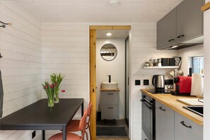 Fridge, oven, stovetop, dishwasher - Tiny Home 'Tiny House Nr 6' with Private Terrace, Wi-Fi and Air Conditioning (Schwielowsee)